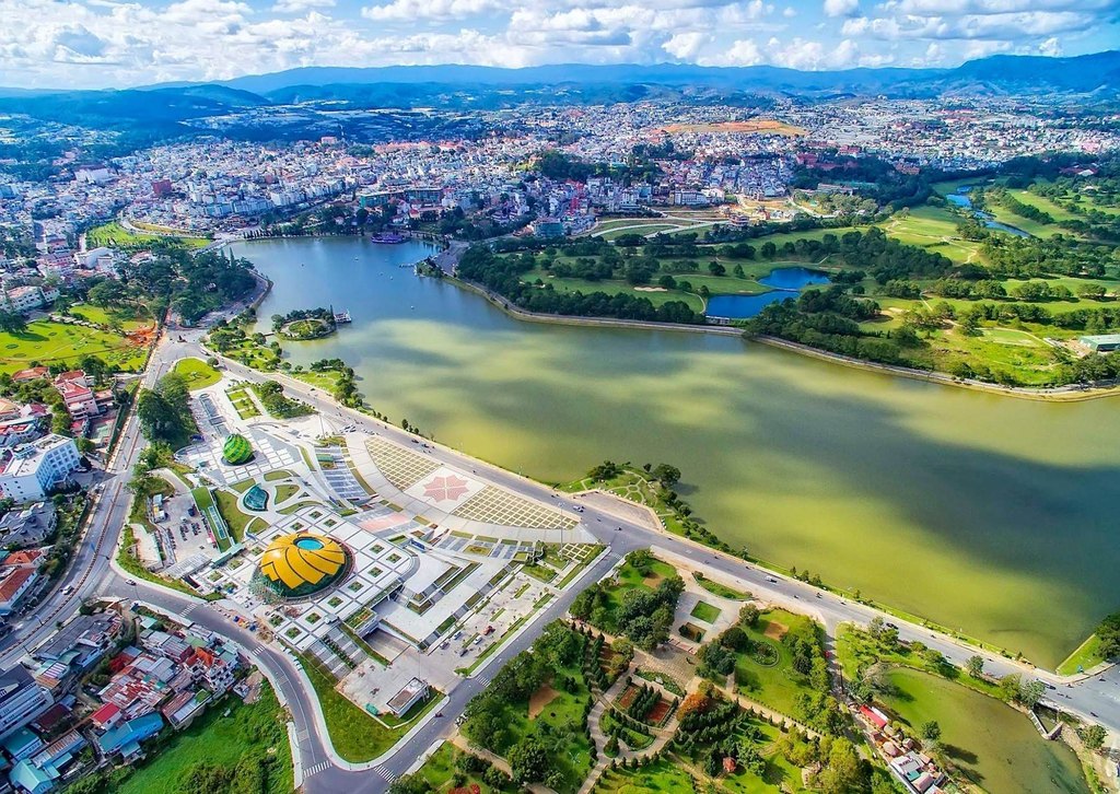 Aerial Hồ Xuân Hương Đà Lạt với Quảng trường Lâm Viên và đoá sen vàng biểu tượng