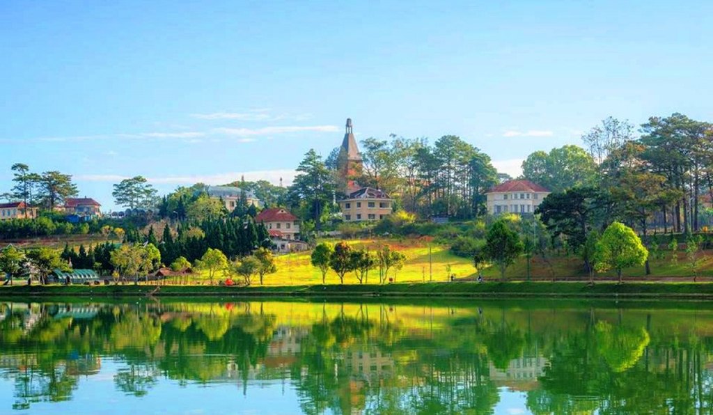 Trường Cao đẳng Sư phạm Đà Lạt với tháp chuông kiến trúc Pháp phản chiếu hồ