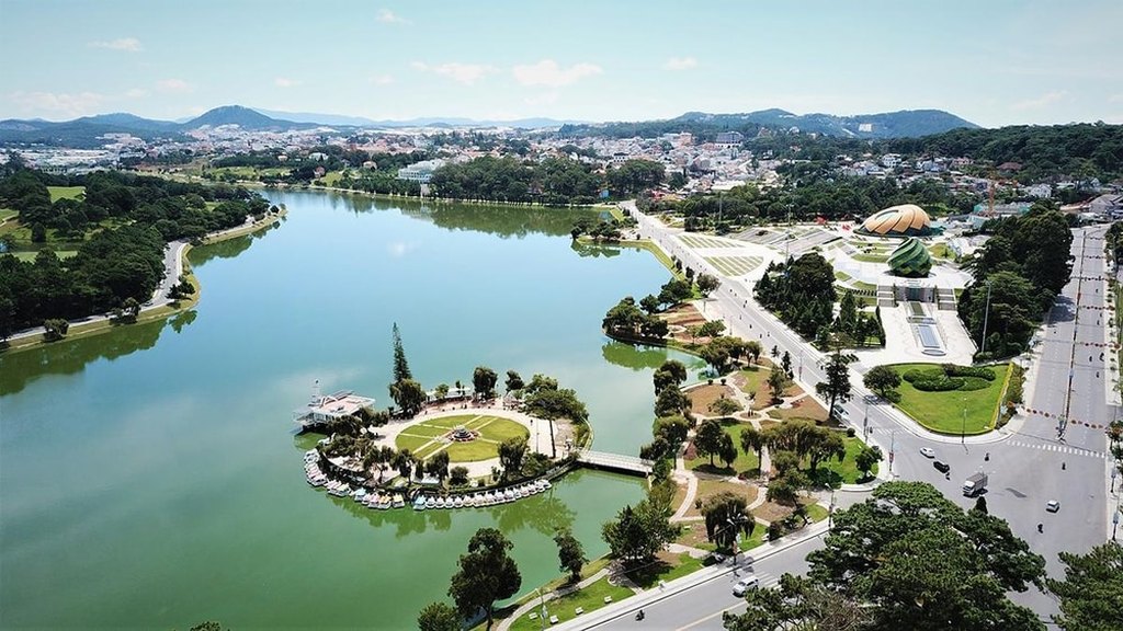 Aerial sân golf Đồi Cù bên Hồ Xuân Hương Đà Lạt