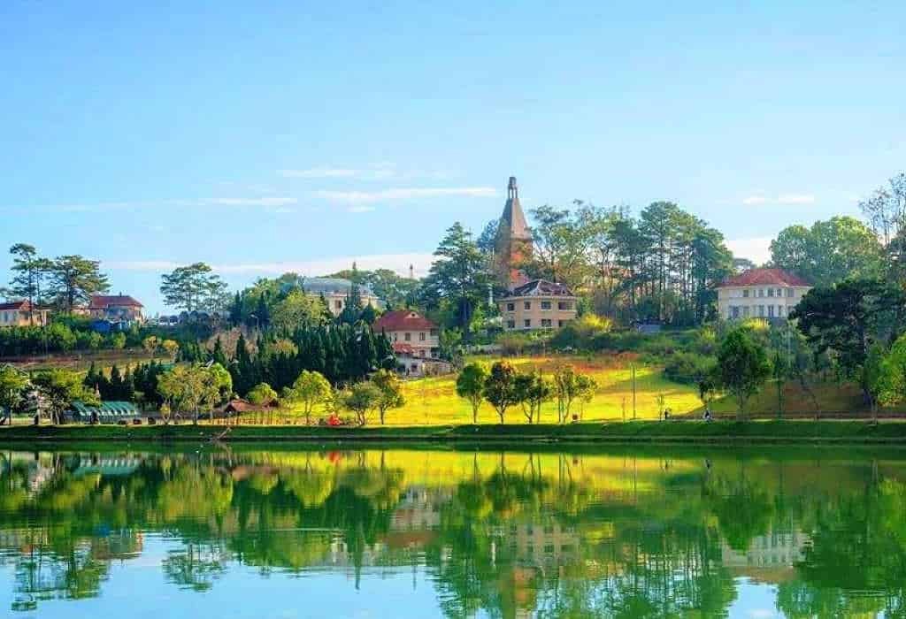 Vườn hoa Đà Lạt và đồi cỏ phản chiếu mặt Hồ Xuân Hương