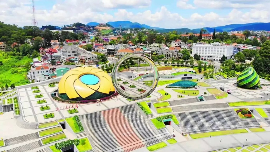 Quảng trường Lâm Viên Đà Lạt với đoá sen vàng và nụ atisô xanh