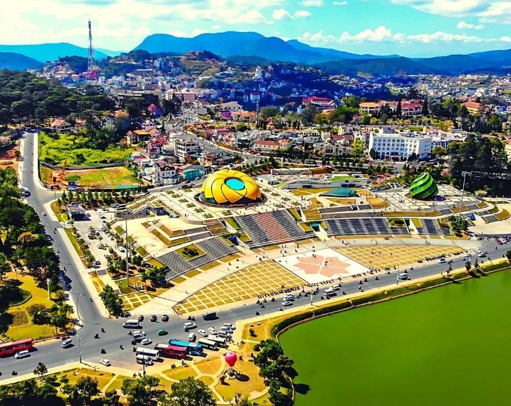 Aerial Quảng trường Lâm Viên nhìn từ phía hồ