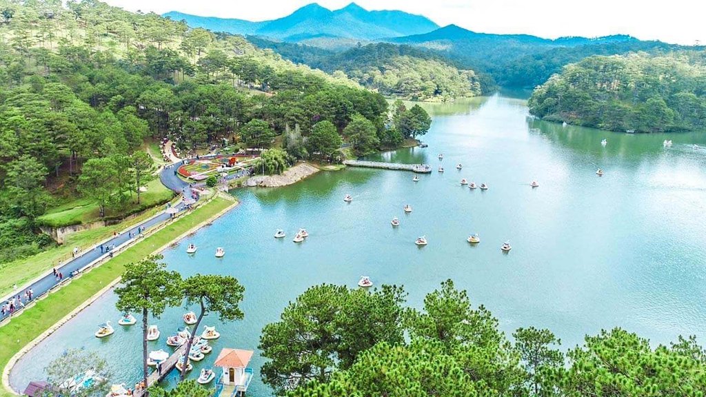 Đà Lạt thành phố ngàn hồ với pedalo thuyền vịt